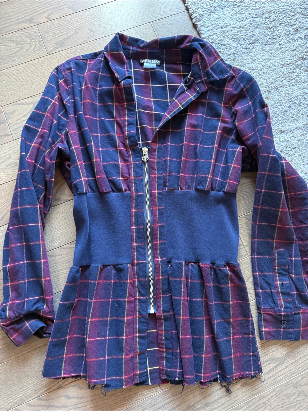 VENUS Navy and Burgundy Plaid Zip-Up Waist-Panel Shirt